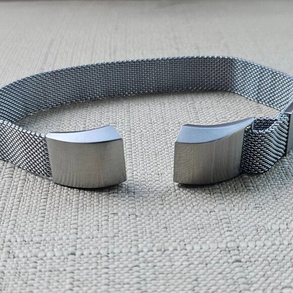 Replacement Band for Fitfit ALTA HR Silver Tone Mesh Metal Strap Size adjustable - Picture 4 of 8